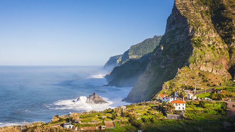 dramatiska berg ovanfr ett ppet hav p madeira